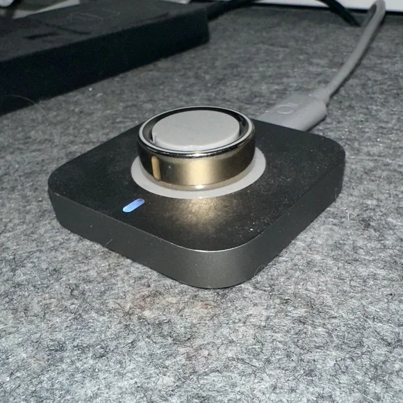 Oura Ring gen 4 SIZE 8 Gold with Charging Dock - Picture 1 of 5